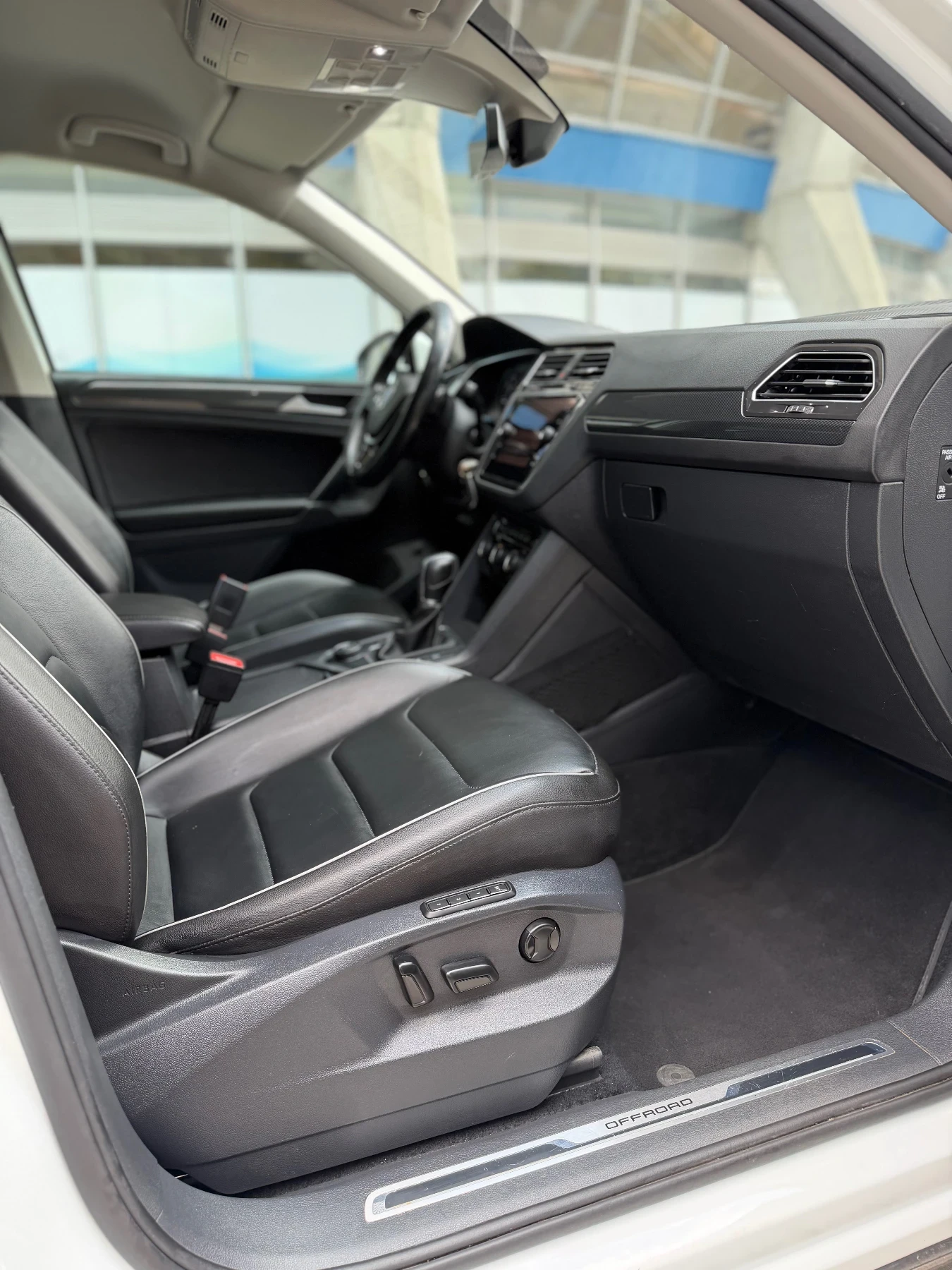 VW Tiguan 2.0 190 4motion Дигитал Печка Камера Вс асистенти, снимка 10 - Автомобили и джипове - 55867771