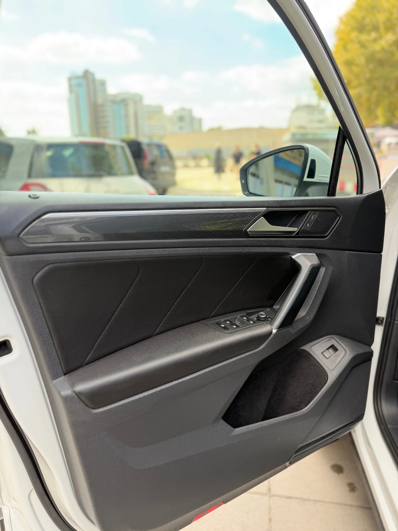 VW Tiguan 2.0 190 4motion Дигитал Печка Камера Вс асистенти, снимка 14 - Автомобили и джипове - 55867771