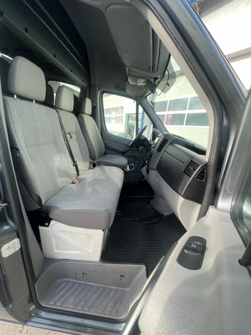 VW Crafter 2.5TDI - 136hp / Климатроник / Автентичен вид!, снимка 15 - Бусове и автобуси - 53071037