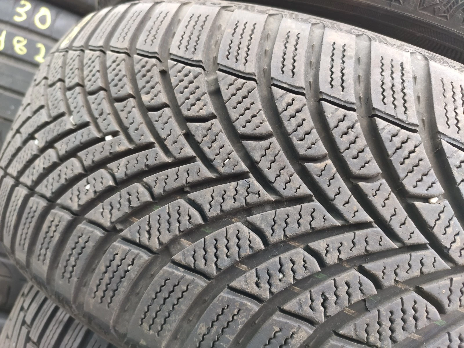 Гуми Зимни 215/55R18, снимка 4 - Гуми и джанти - 56735356