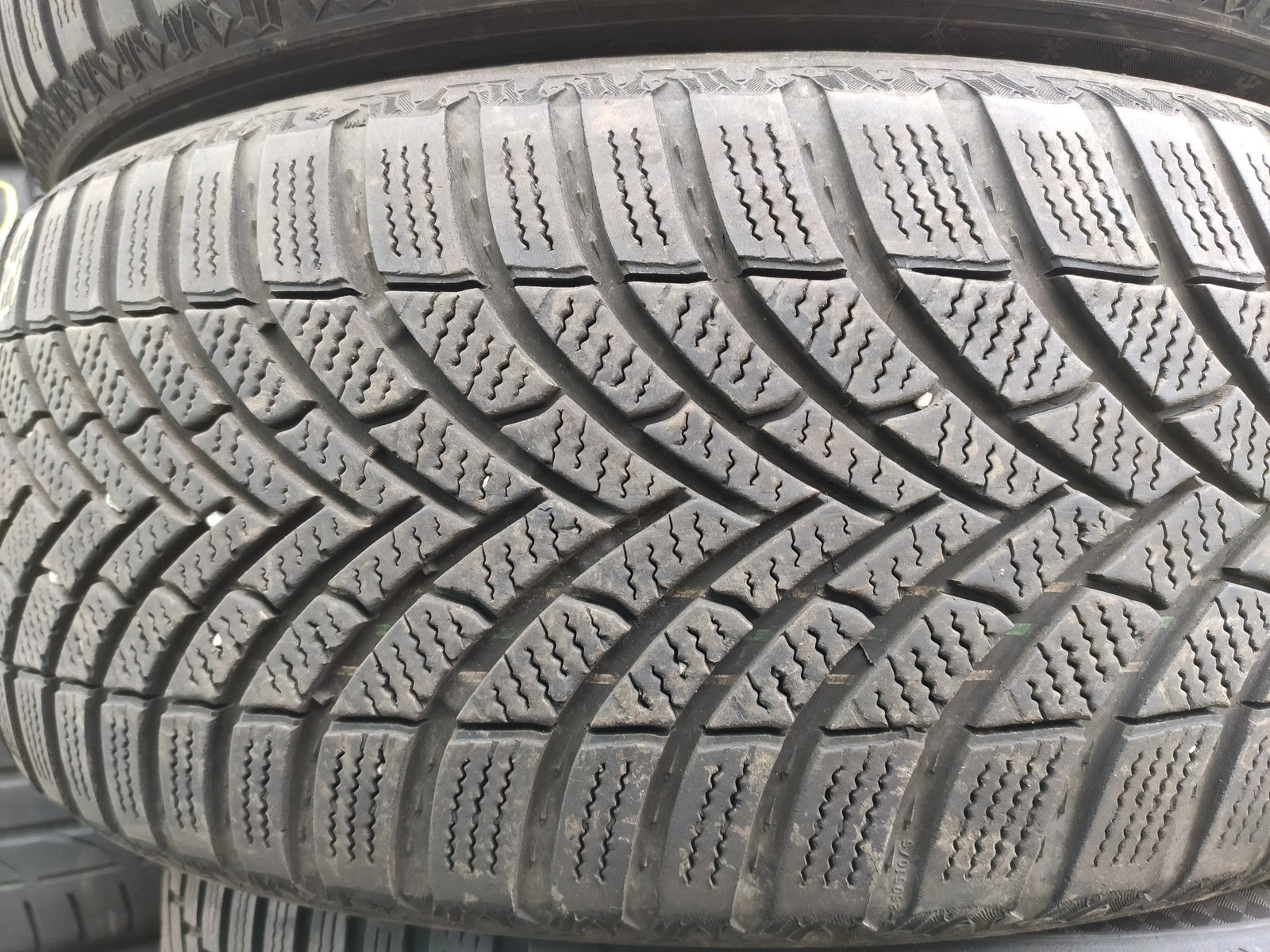 Гуми Зимни 215/55R18, снимка 2 - Гуми и джанти - 56735356