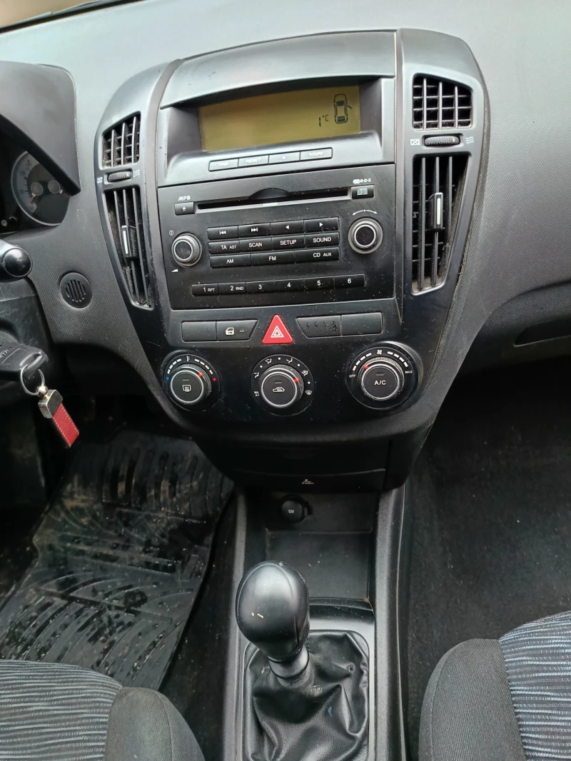 Kia Ceed 1.6 i, снимка 6 - Автомобили и джипове - 48477907