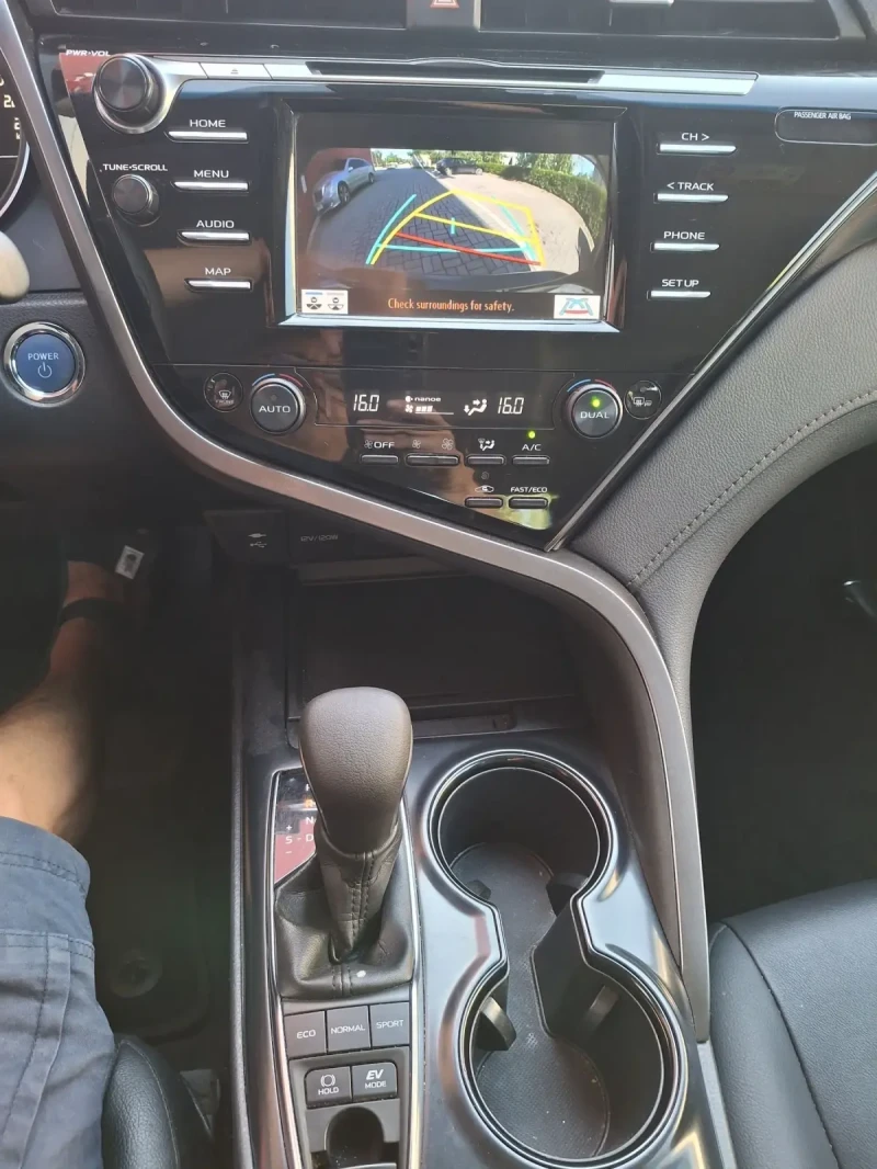 Toyota Camry 2.5 Hybrid Bisiness Edition, снимка 12 - Автомобили и джипове - 51388222