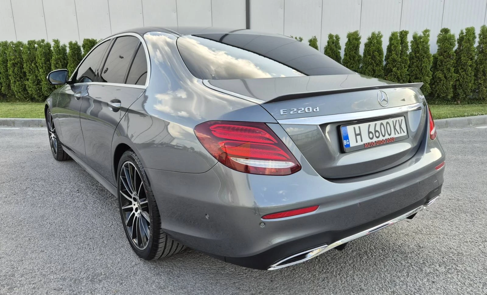 Mercedes-Benz E 220 AMG 4MATIC 9G - изображение 4