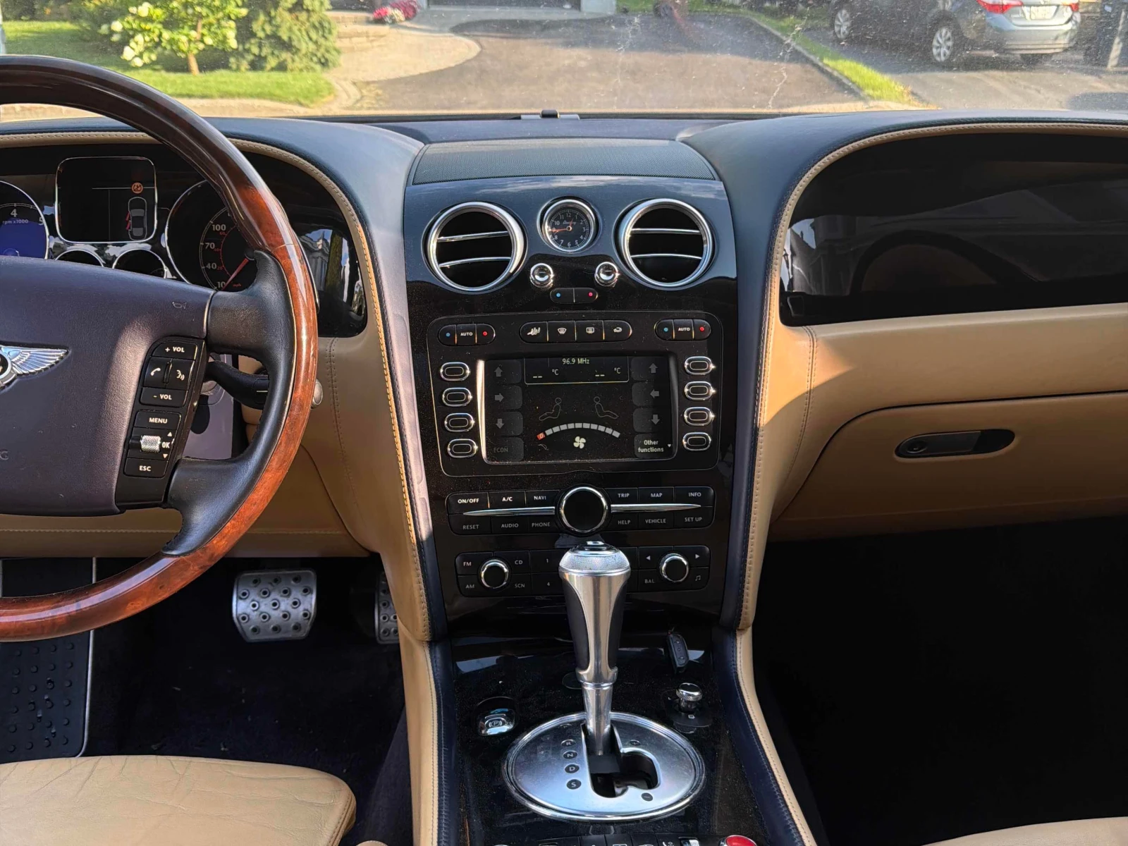 Bentley Continental * 4dr Sdn AWD * АВТОКРЕДИТ БЕЗ ПЪРВОНАЧАЛНА ВНОСКА, снимка 9 - Автомобили и джипове - 55984552