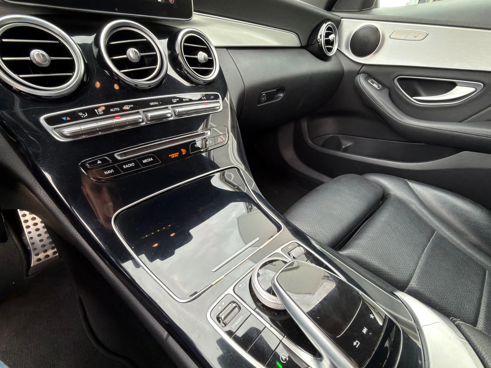 Mercedes-Benz C 250 AMG LINE* Line assist* Мъртва точка* СМЕНЕНА ВЕРИГ, снимка 13 - Автомобили и джипове - 56163929