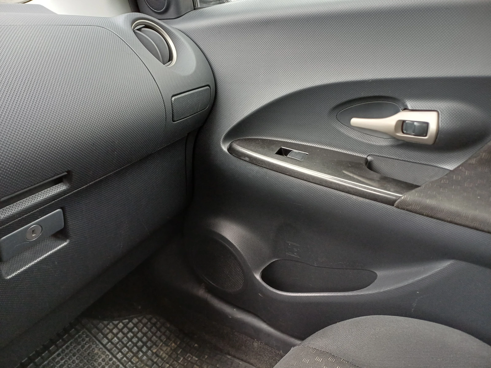 Toyota Urban Cruiser 1.4 D-4D AWD, снимка 11 - Автомобили и джипове - 54070224