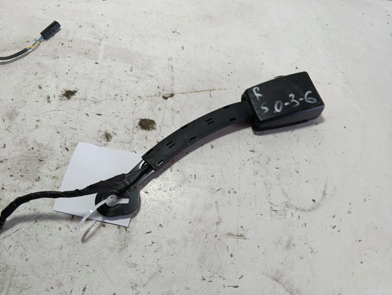 закопчалка колан дясна 5G4857756E Skoda Octavia