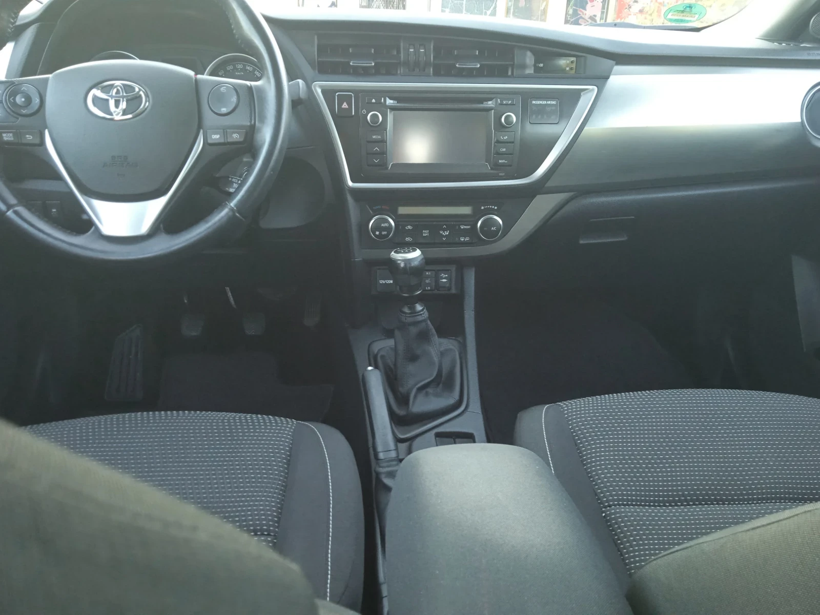 Toyota Auris 1.6i - изображение 8