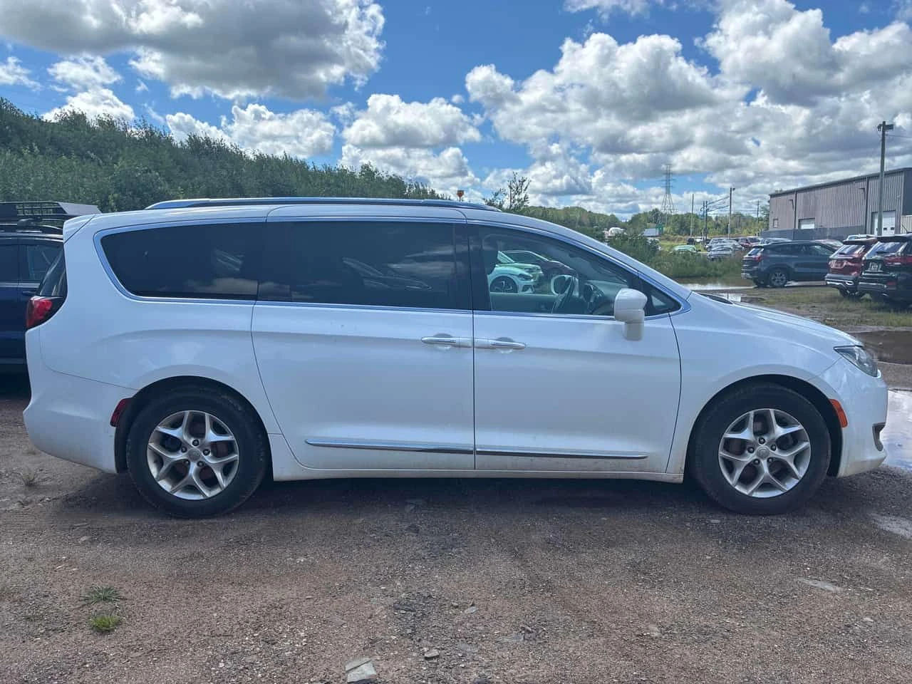 Chrysler Pacifica * Touring L Plus * АВТОКРЕДИТ БЕЗ ПЪРВОНАЧАЛНА* , снимка 3 - Автомобили и джипове - 55693688