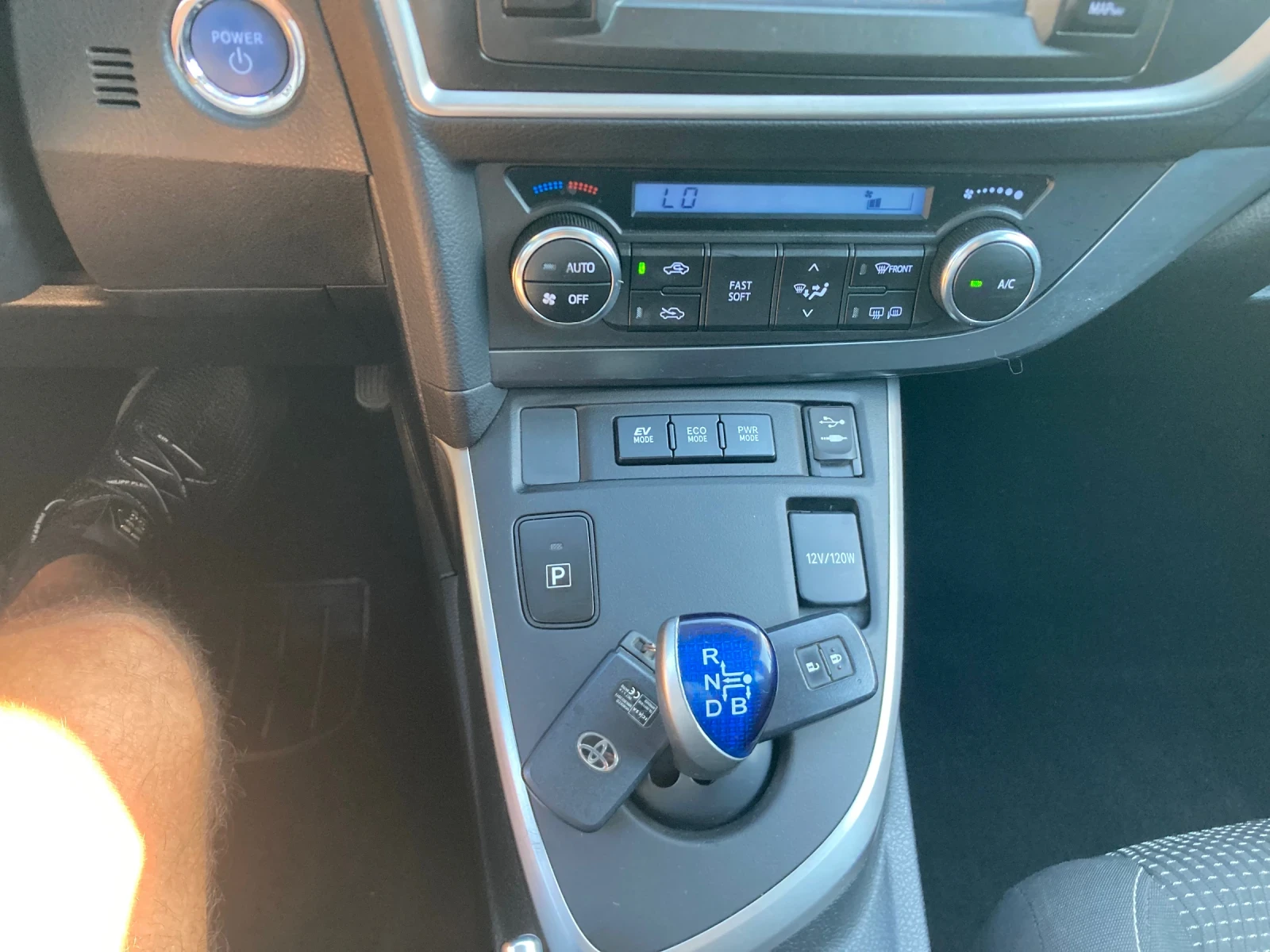 Toyota Auris 1.8 Hibrid 216000km, снимка 11 - Автомобили и джипове - 55929097