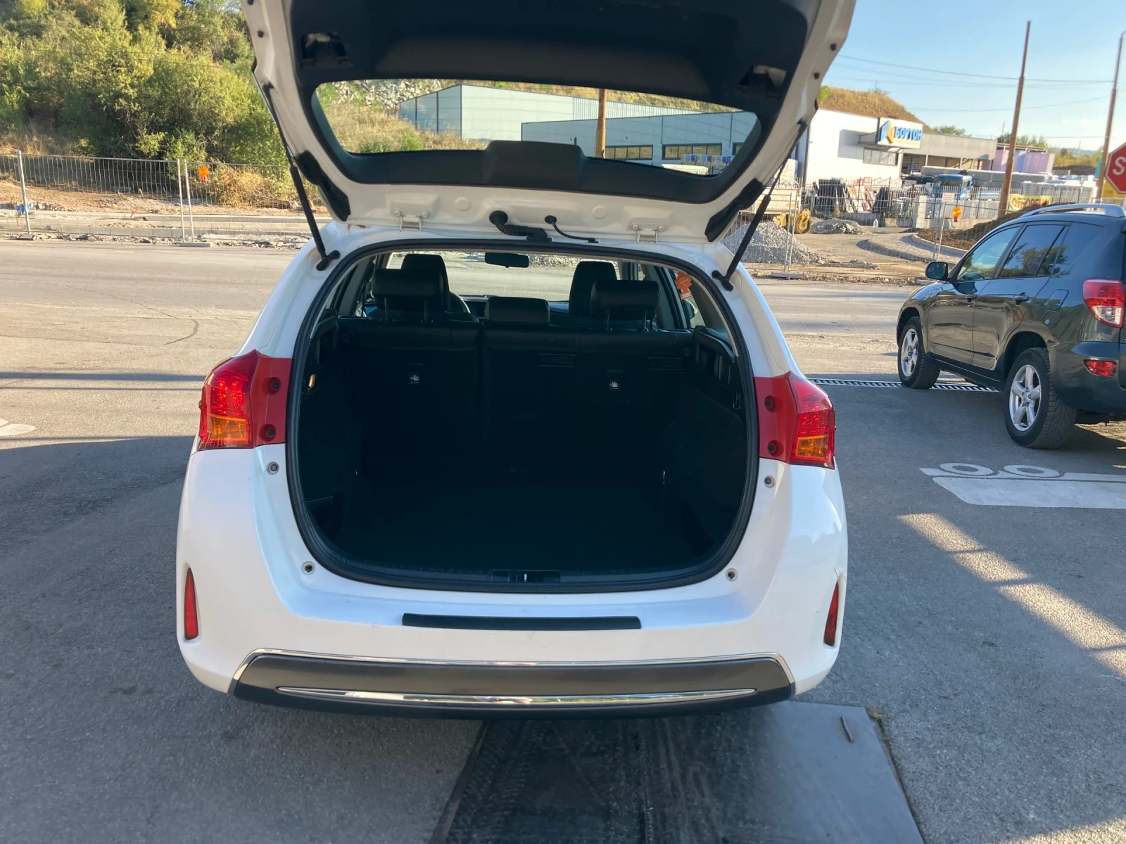 Toyota Auris 1.8 Hibrid 216000km, снимка 6 - Автомобили и джипове - 55929097