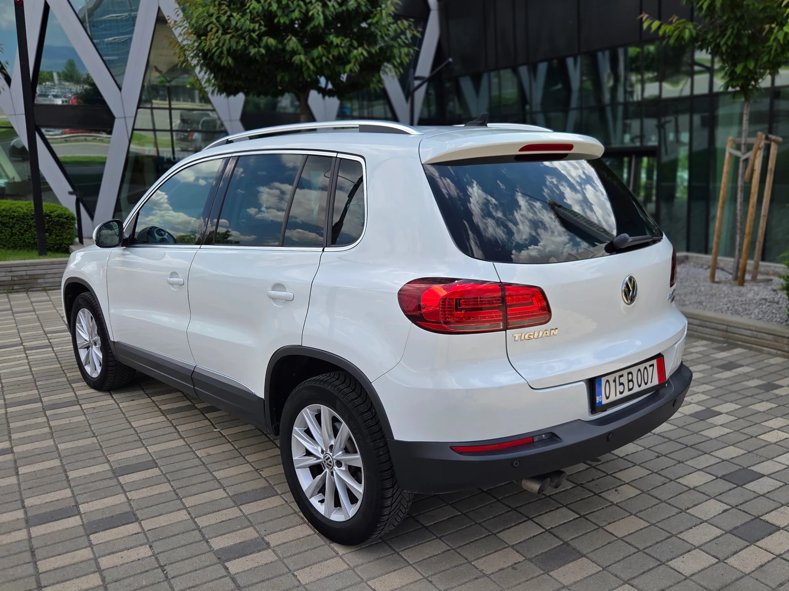VW Tiguan 2.0TDI 150к.с. 4Motion* LED* УНИКАТ, снимка 4 - Автомобили и джипове - 54685897
