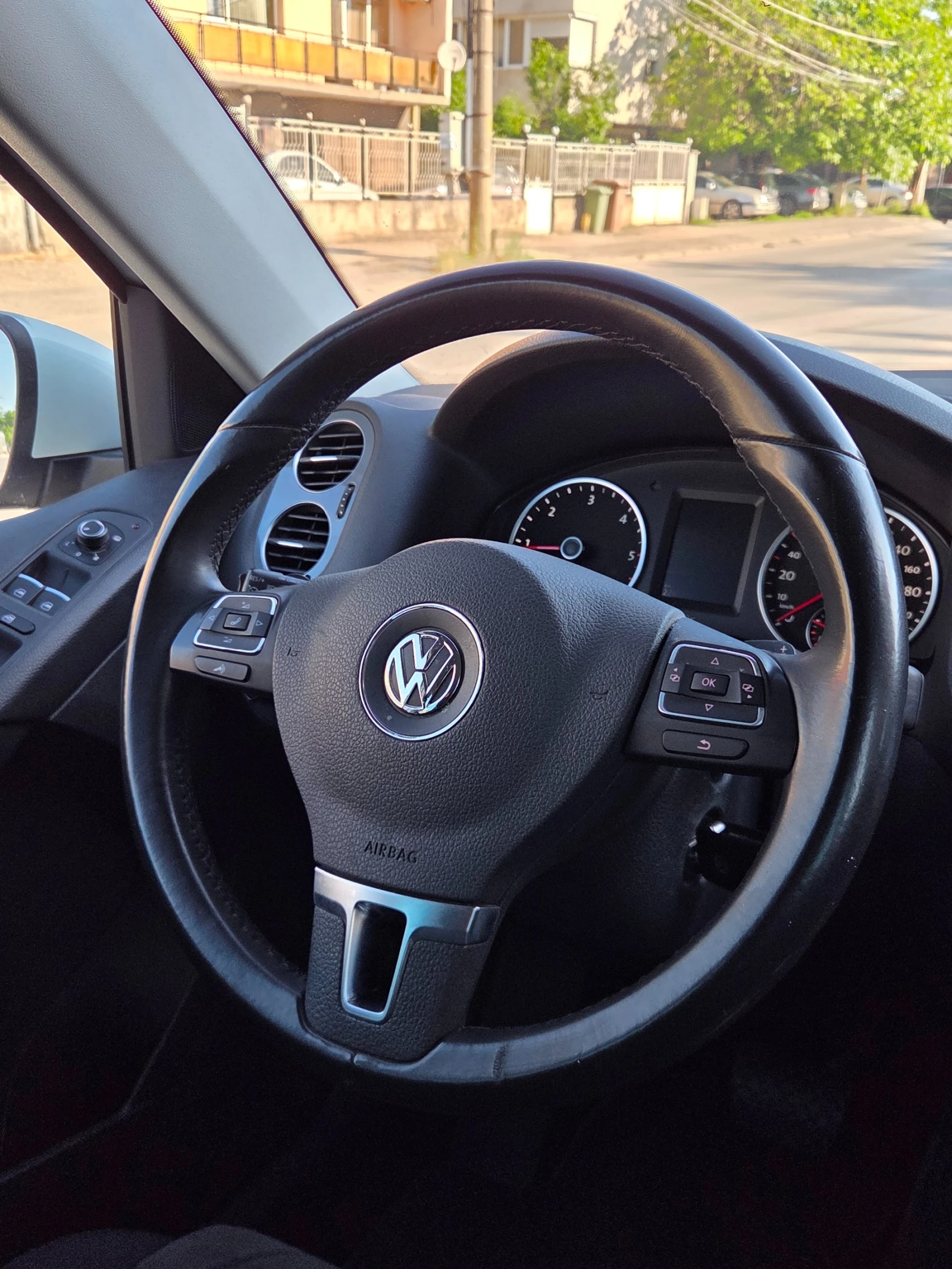 VW Tiguan 2.0TDI 150к.с. 4Motion* LED* УНИКАТ, снимка 14 - Автомобили и джипове - 54685897