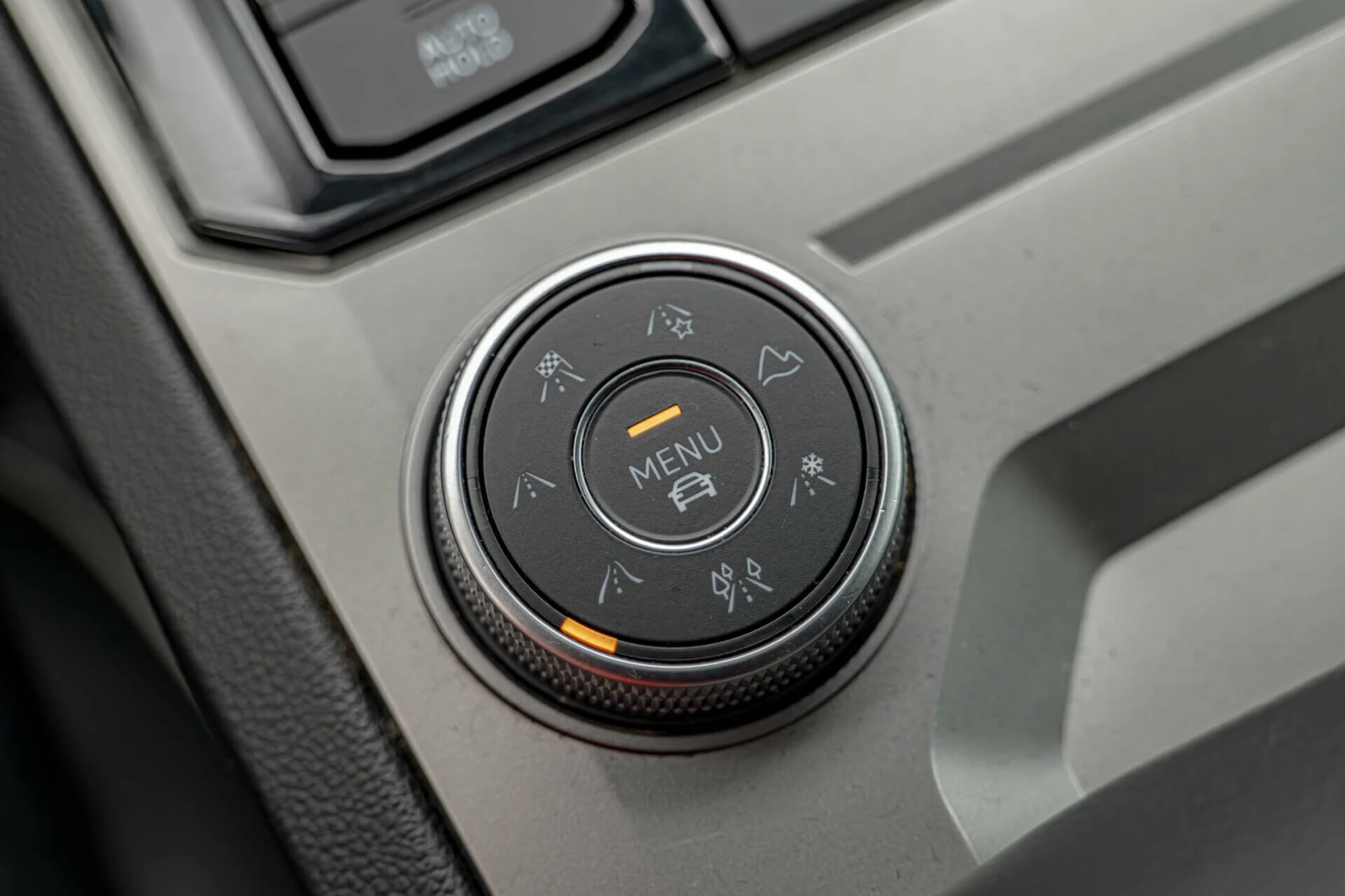 VW Touareg 3.0TDI/ACC/HuD/Virtual/Амбиент/Камера/Lane Assist/, снимка 14 - Автомобили и джипове - 54840386