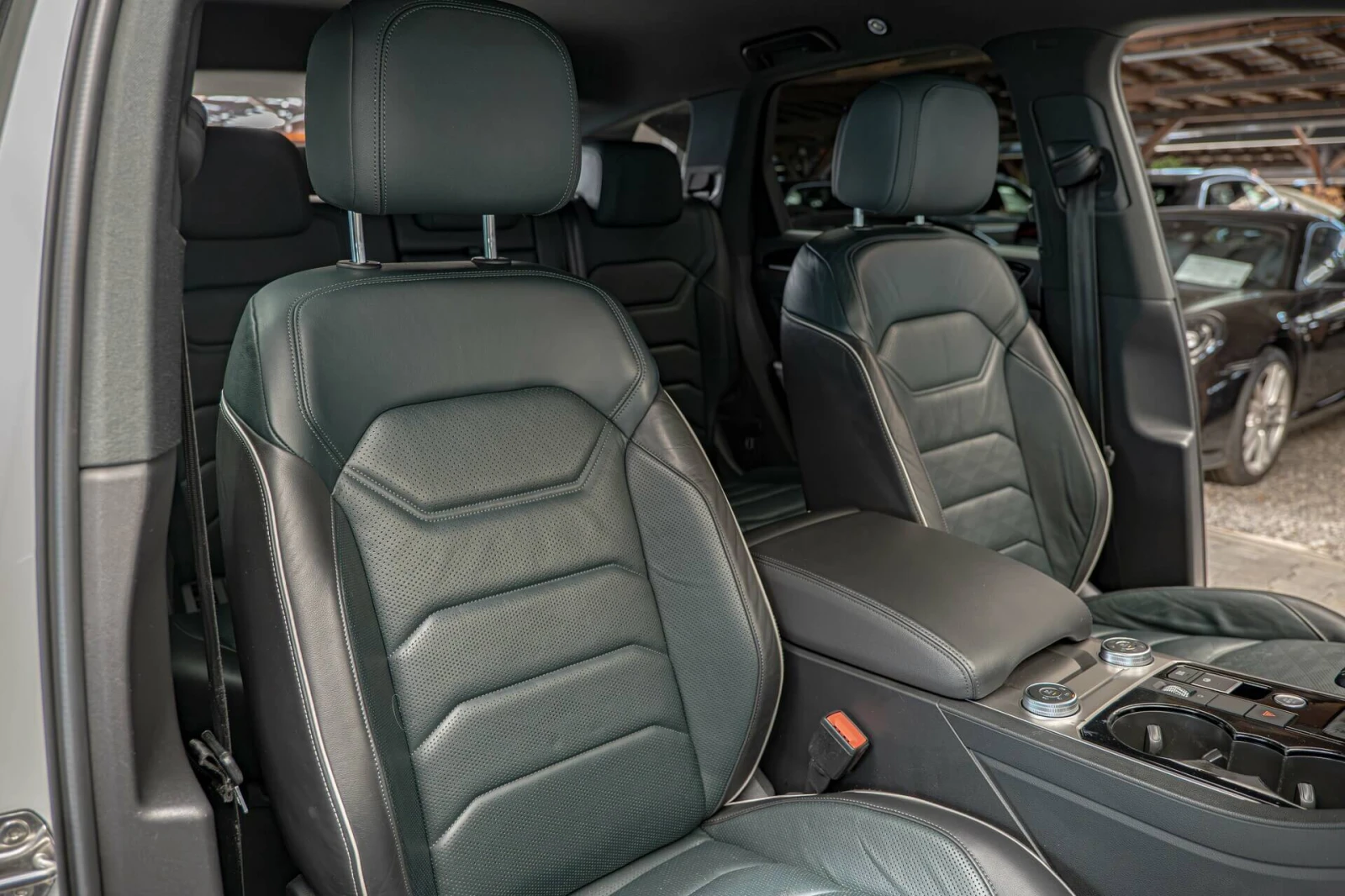 VW Touareg 3.0TDI/ACC/HuD/Virtual/Амбиент/Камера/Lane Assist/, снимка 9 - Автомобили и джипове - 54840386