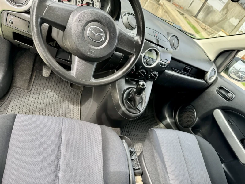 Mazda 2 1.3i 75ps , снимка 14 - Автомобили и джипове - 49596629