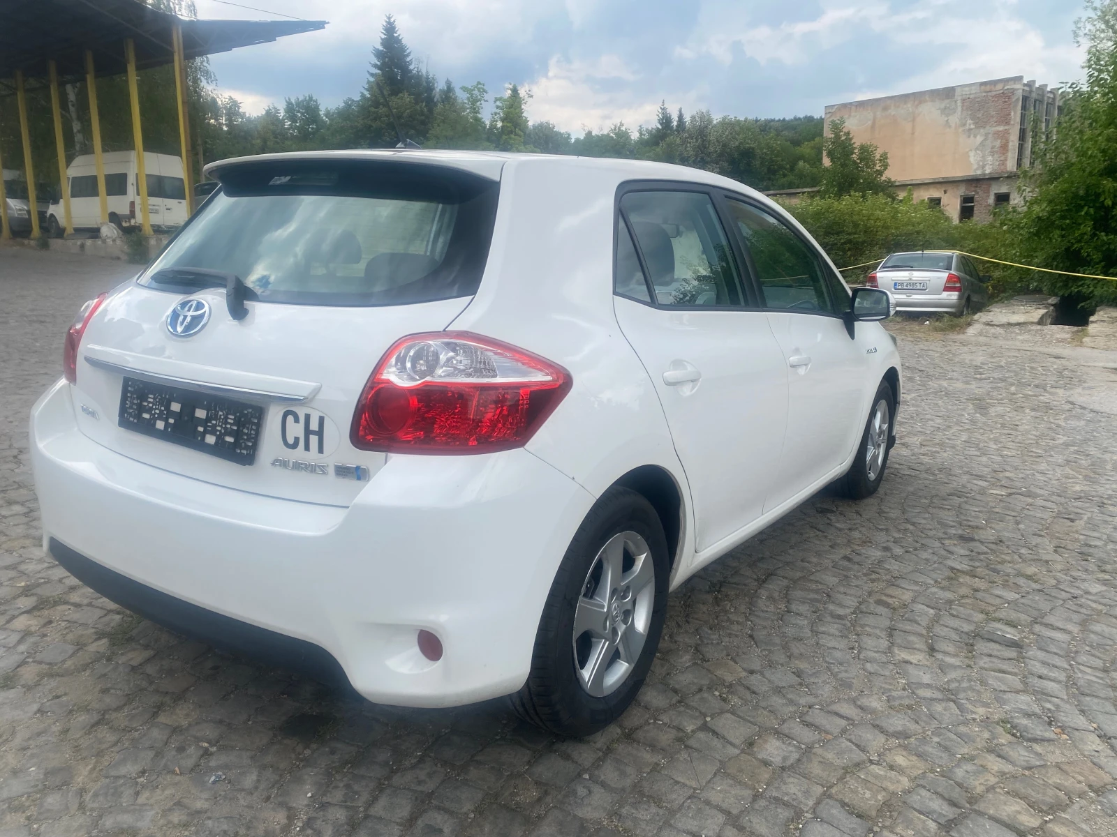 Toyota Auris Hibrid Швейцария - изображение 3