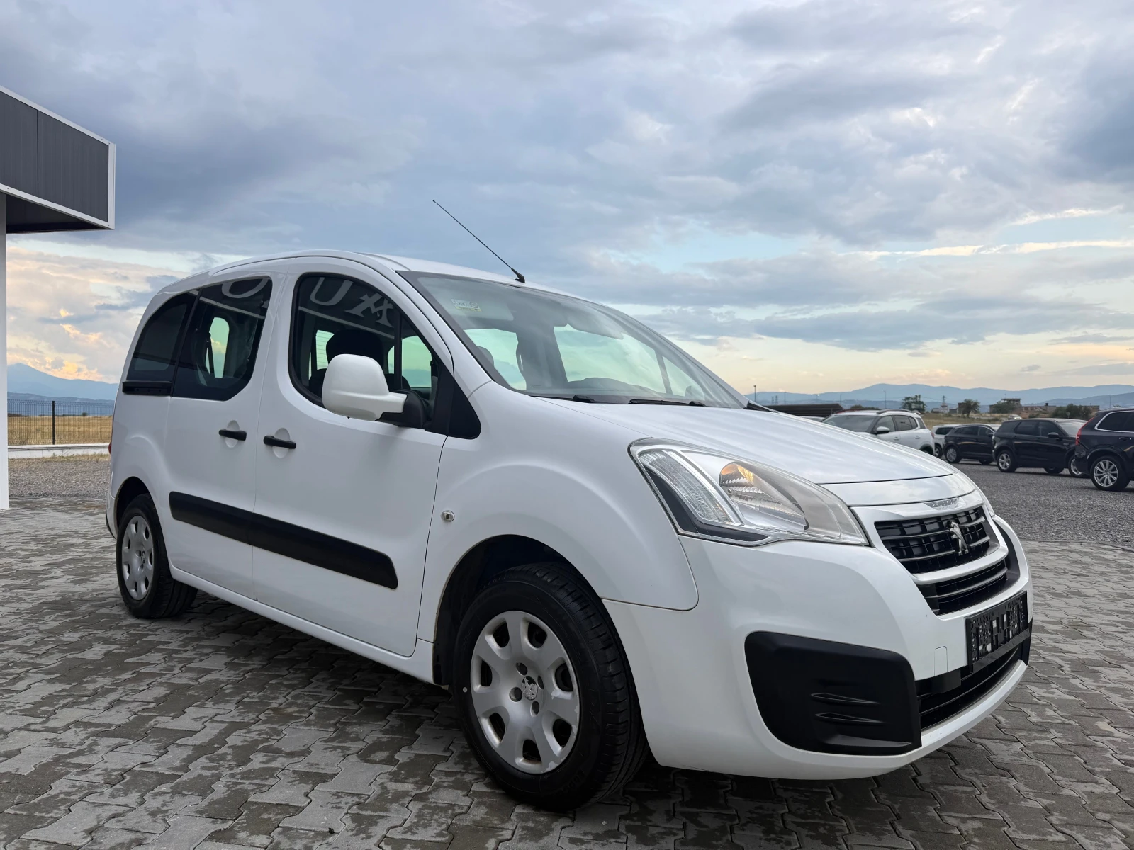 Peugeot Partner 1.6HDI 100 ks Собствен лизинг !!! - изображение 3