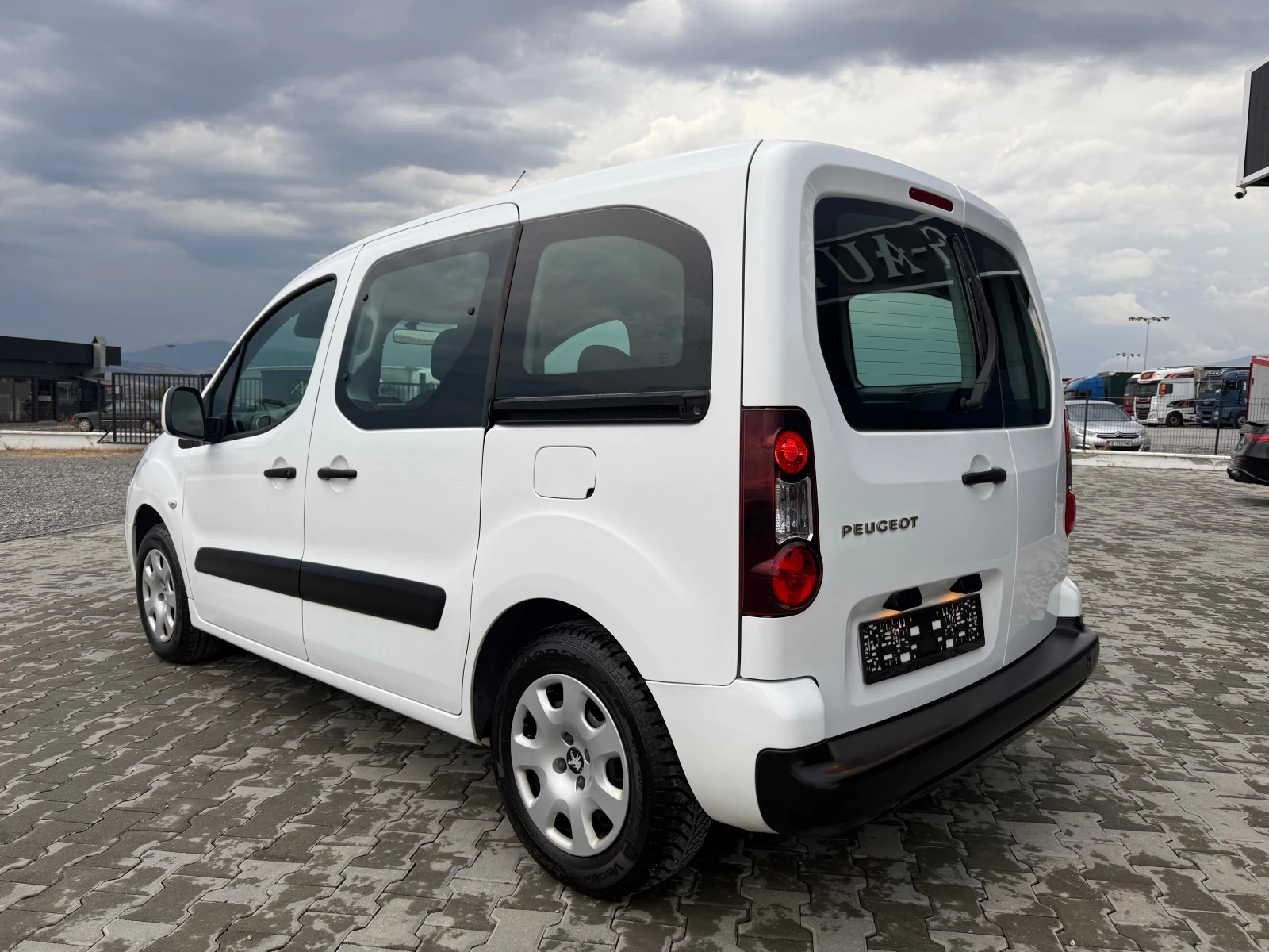 Peugeot Partner 1.6HDI 100 ks Собствен лизинг !!! - изображение 7