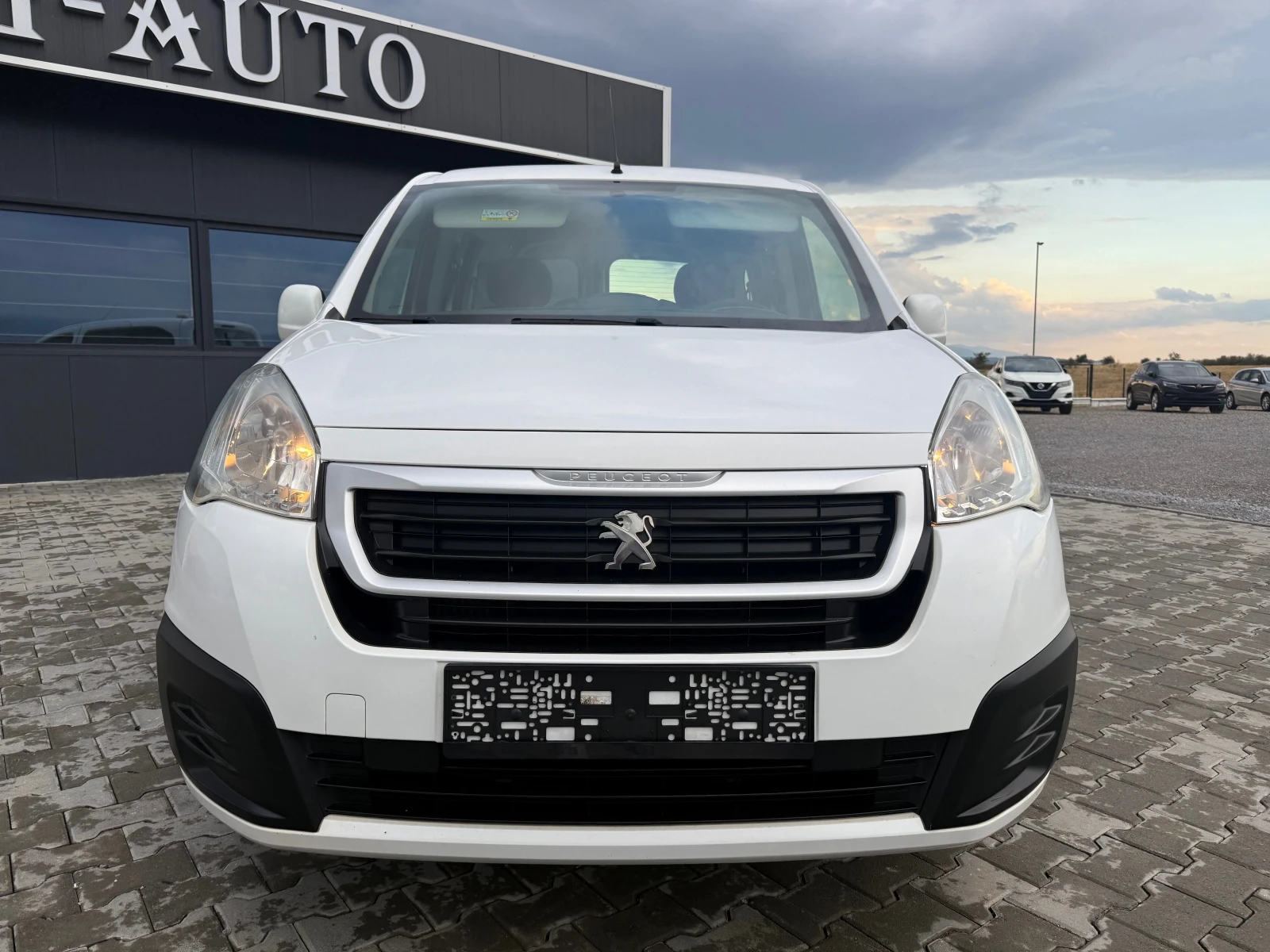 Peugeot Partner 1.6HDI 100 ks Собствен лизинг !!! - изображение 2