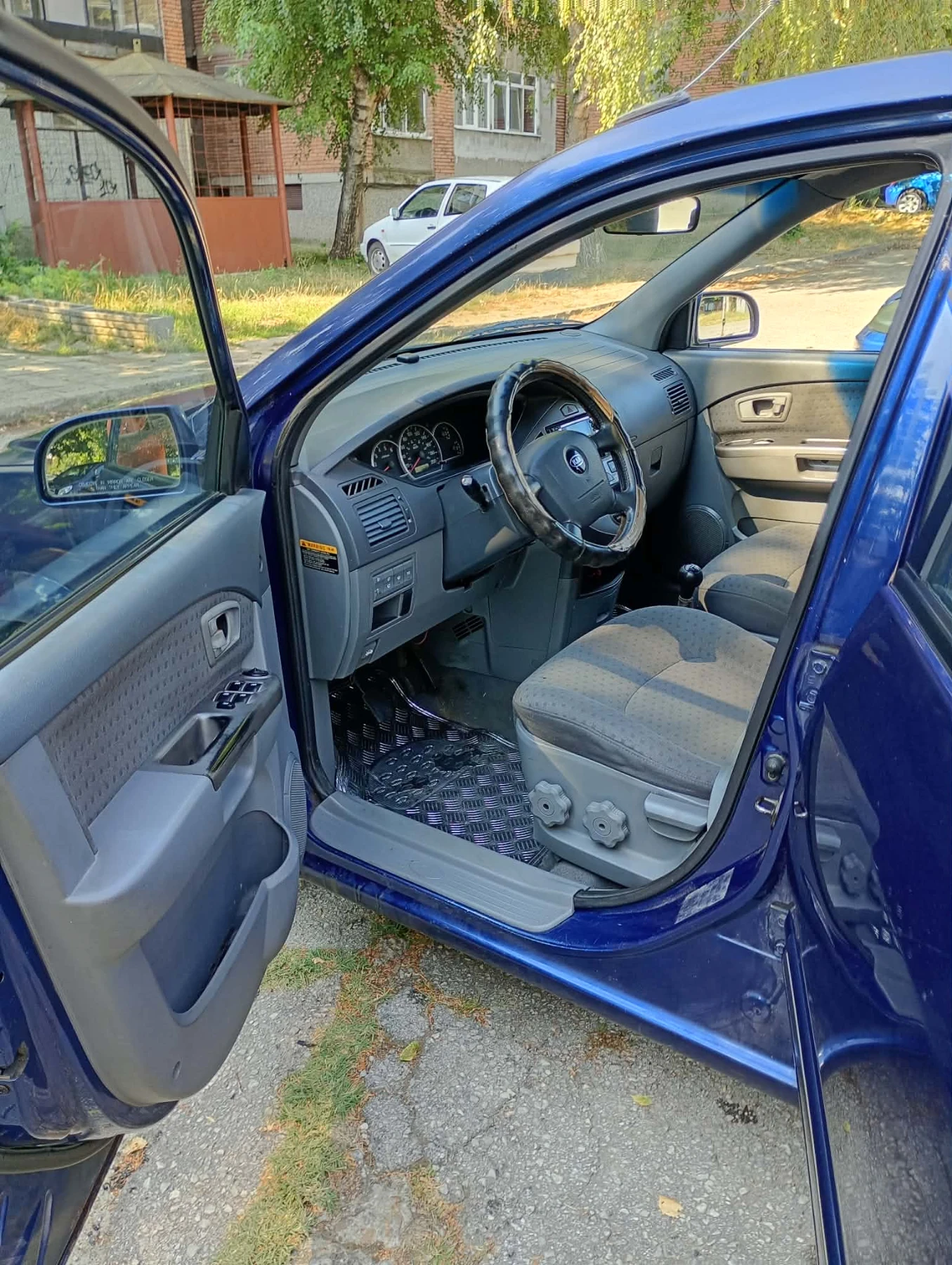 Kia Carens, снимка 2 - Автомобили и джипове - 55725608