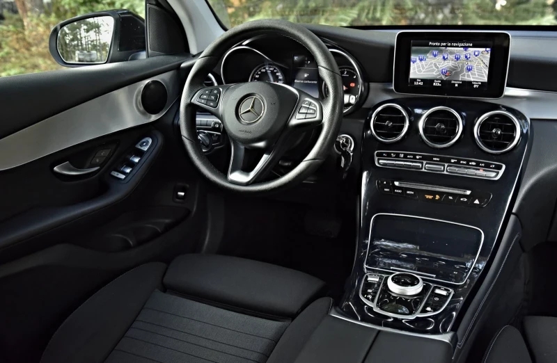 Mercedes-Benz GLC 220 4MATIC // DISTRONIK// EXCLUSIVE, снимка 10 - Автомобили и джипове - 53035693