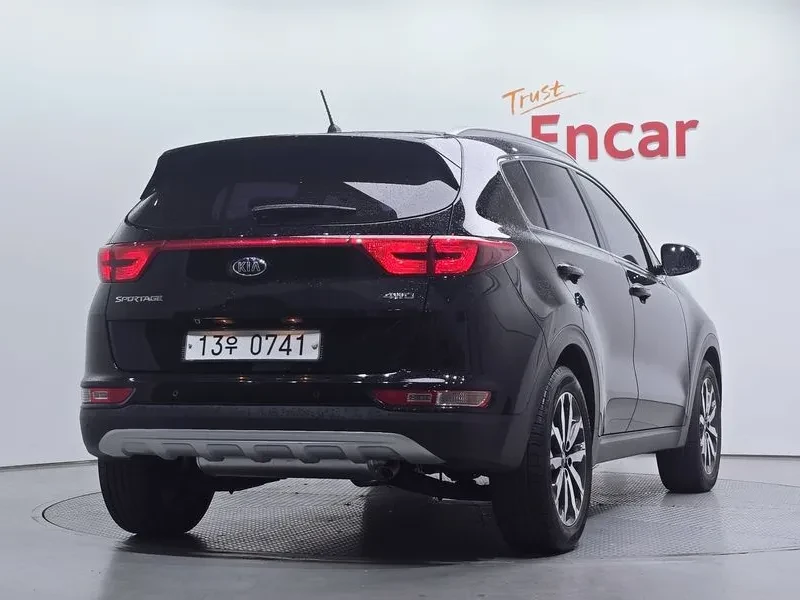 Kia Sportage 2.0 CRDi 4WD, снимка 2 - Автомобили и джипове - 54274973