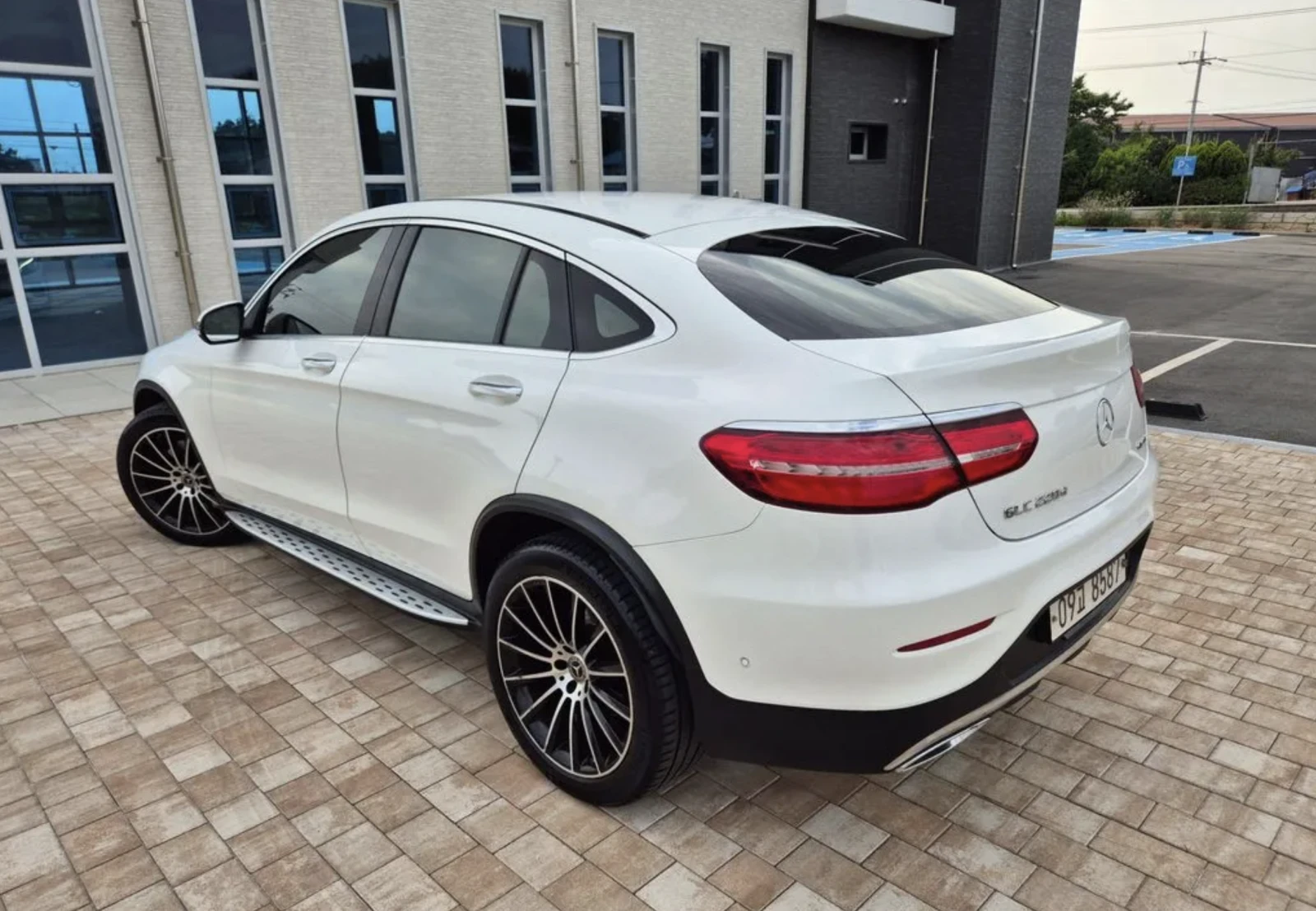 Mercedes-Benz GLC 220 d / AMG ПАКЕТ / 360 КАМЕРИ / ШИБИДАХ, снимка 2 - Автомобили и джипове - 54865424