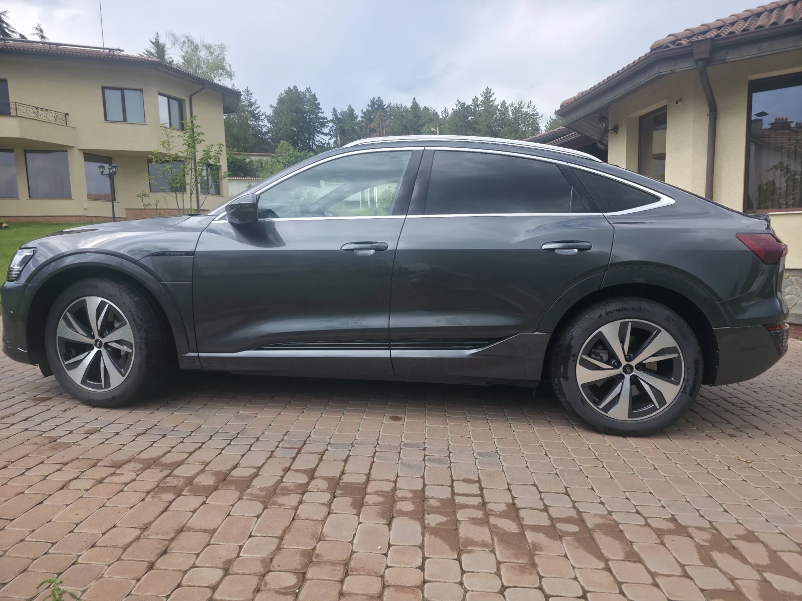Audi Q8 17000км. E-Tron S line 408 hp Sportback 55 , снимка 3 - Автомобили и джипове - 55013264