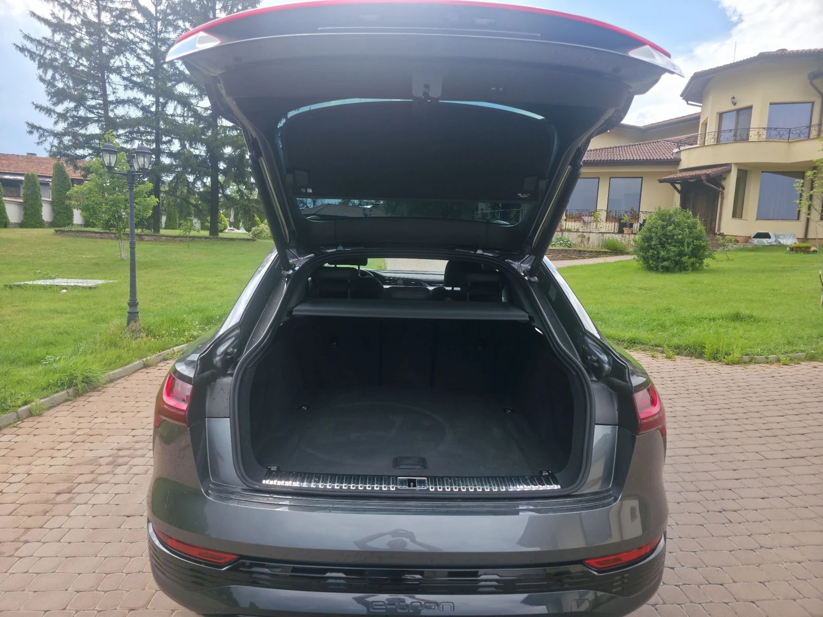Audi Q8 17000км. E-Tron S line 408 hp Sportback 55 , снимка 8 - Автомобили и джипове - 55013264