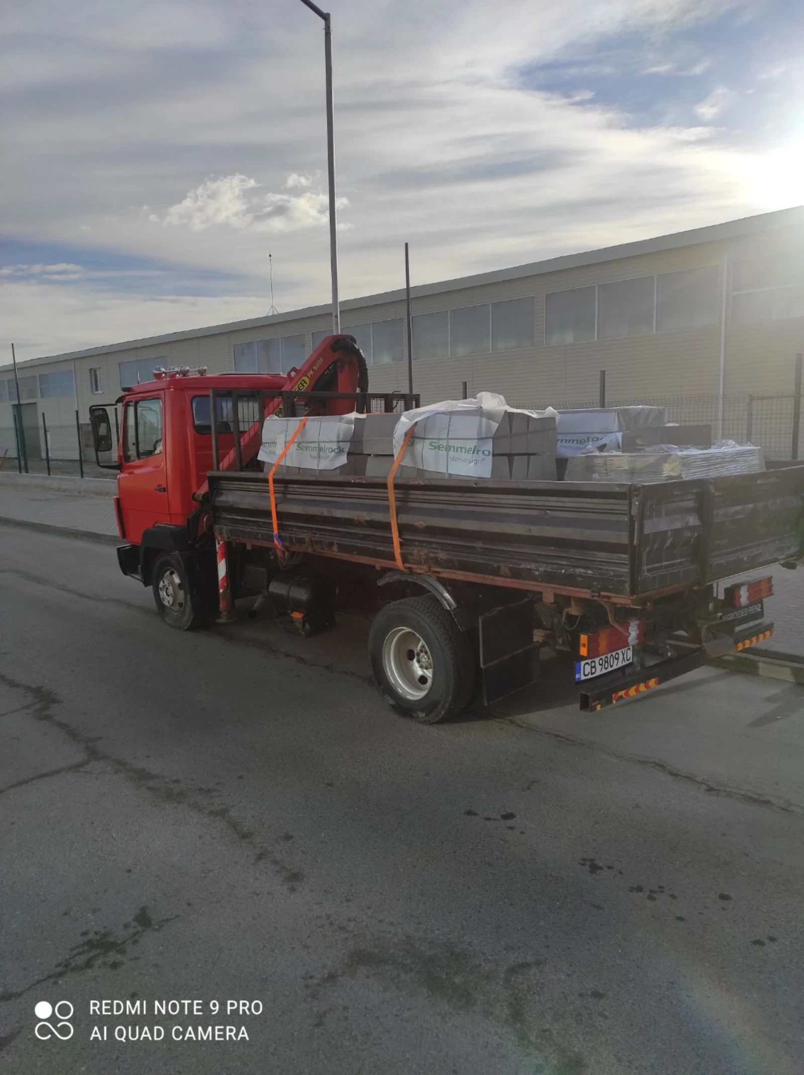 Mercedes-Benz 814d Самосвал с кран - изображение 2