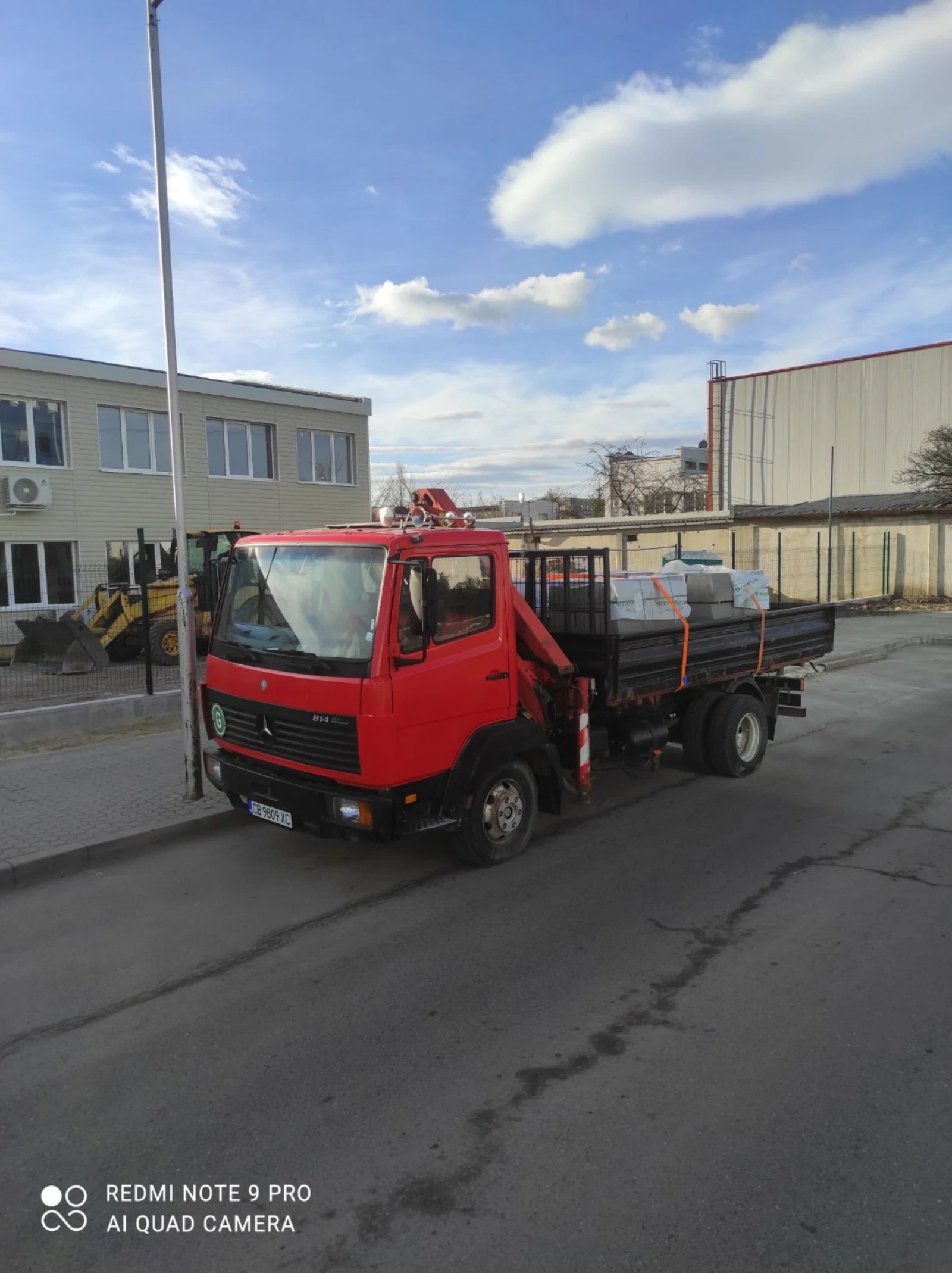 Mercedes-Benz 814d Самосвал с кран - изображение 3