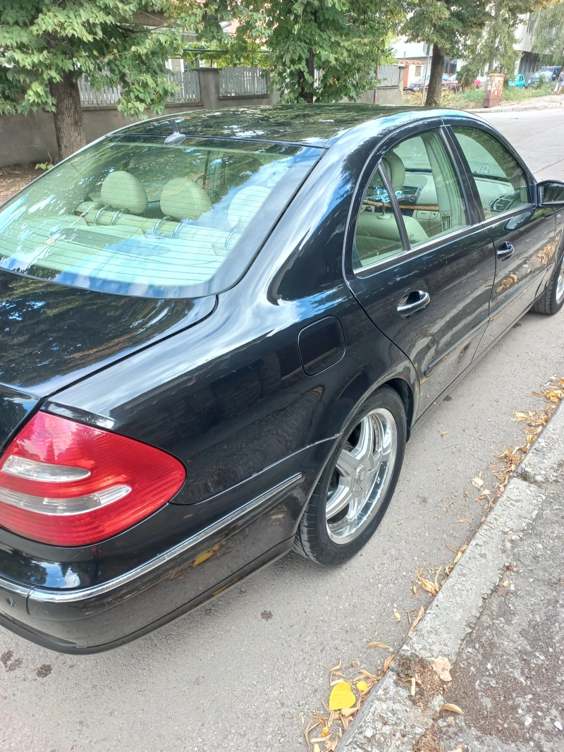 Mercedes-Benz E 220, снимка 4 - Автомобили и джипове - 47538091