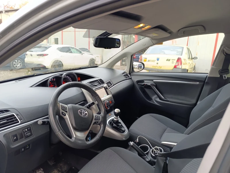 Toyota Verso 2.0D4D, снимка 9 - Автомобили и джипове - 47993589