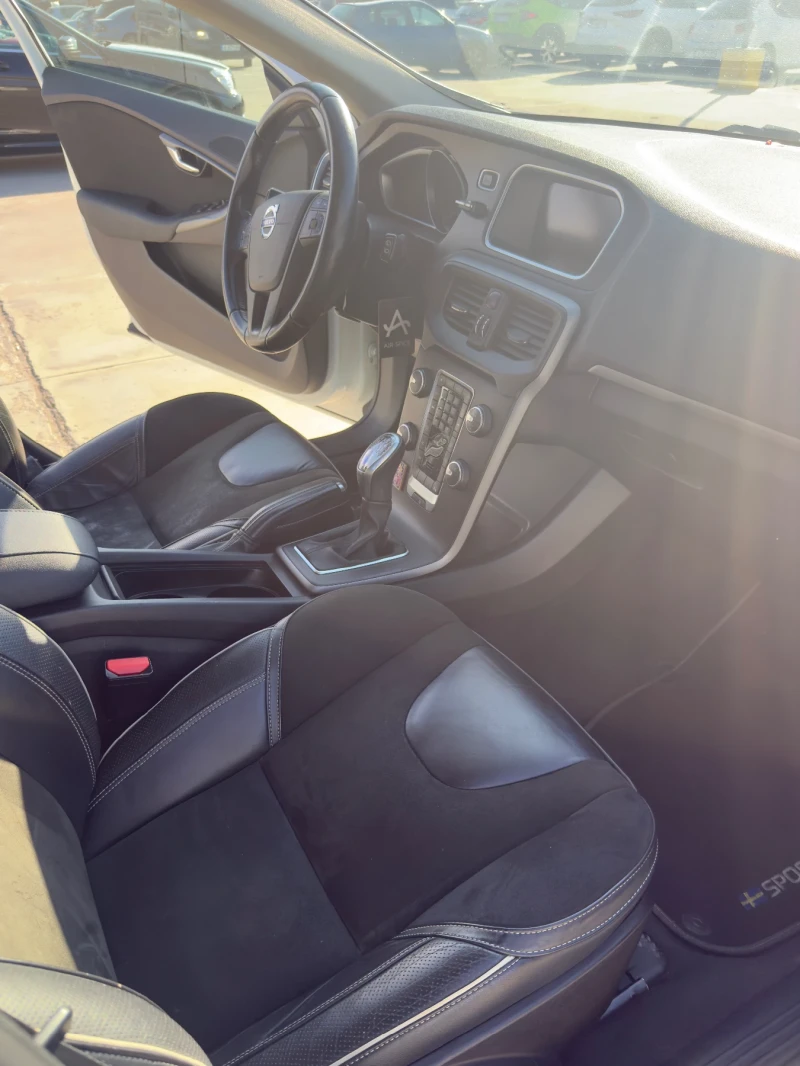 Volvo V40 2.0D NAVI KOJA 177к.с, снимка 8 - Автомобили и джипове - 52552170