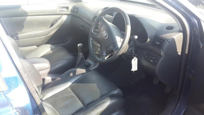 Toyota Avensis 2.0 D4D, снимка 11 - Автомобили и джипове - 22327877