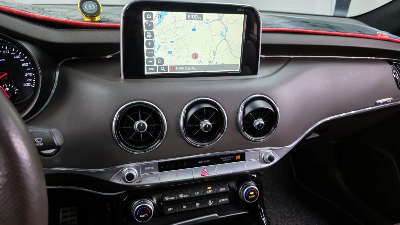 Kia Stinger GT / DISTRONIC / ОБДУХ / ПОДГРЕВИ / 360, снимка 12 - Автомобили и джипове - 54060744