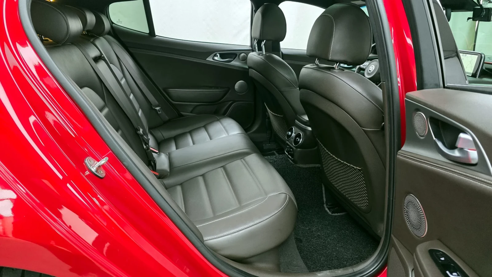 Kia Stinger GT / DISTRONIC / ОБДУХ / ПОДГРЕВИ / 360, снимка 16 - Автомобили и джипове - 54060744