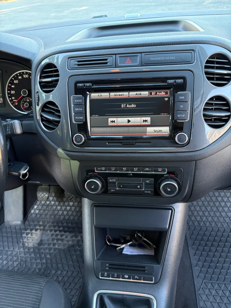 VW Tiguan 2.0 TDI СПОРТ ЛЕД ПАНО ФУЛ СЕРВИЗ !!!!!, снимка 9 - Автомобили и джипове - 52383639