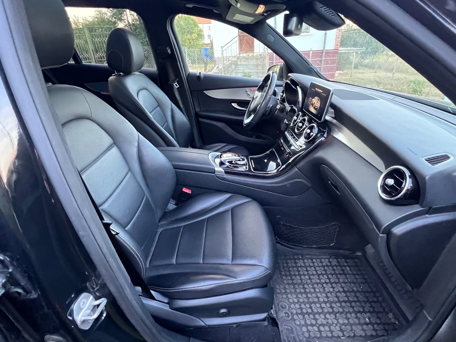 Mercedes-Benz GLC 300 4-MATIC* PANO* 7G-TRONIC* KAMERA* LED - изображение 9