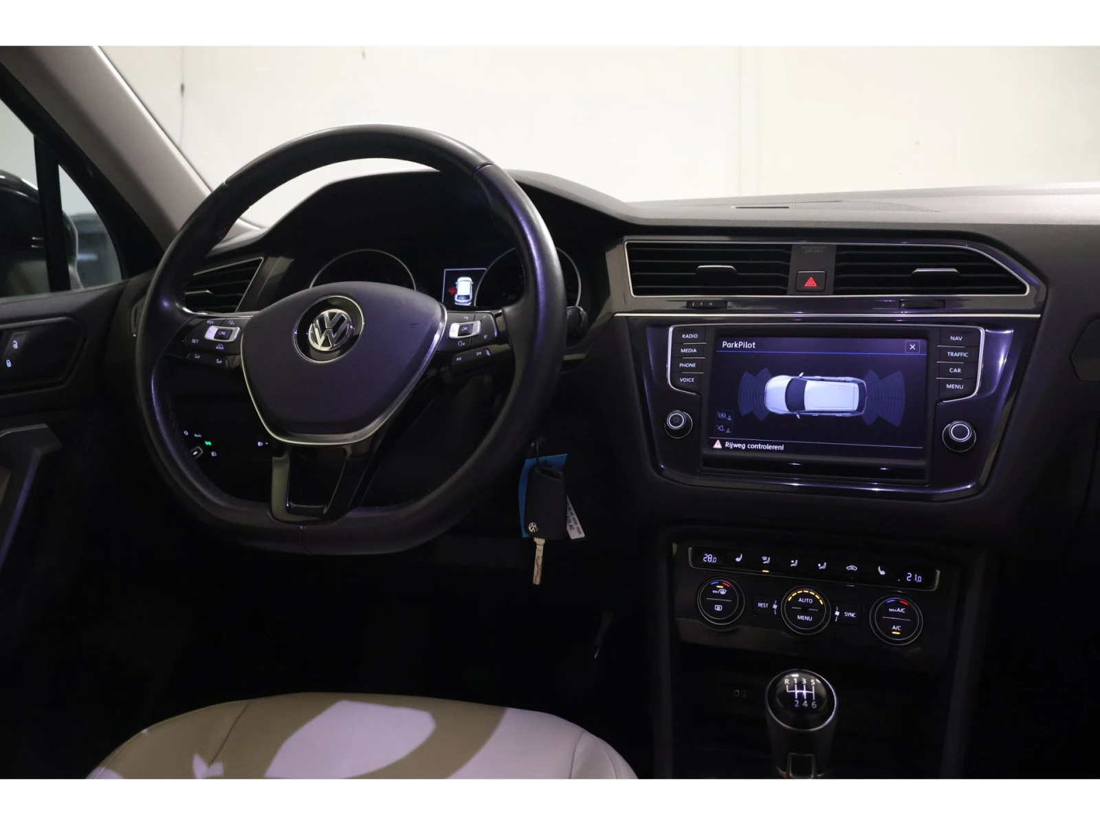 VW Tiguan 1.4 TSI Connected Series, снимка 13 - Автомобили и джипове - 53946587