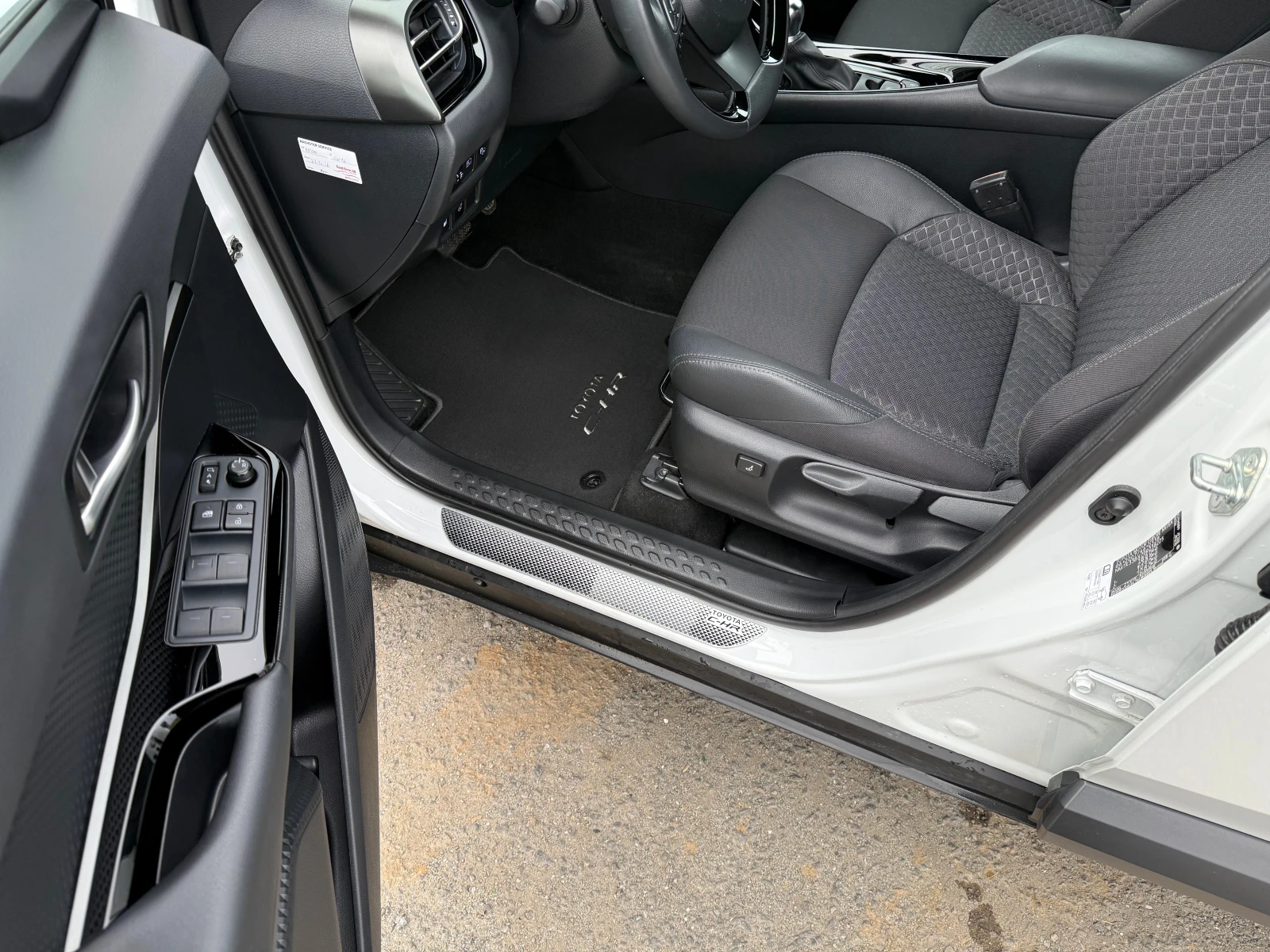 Toyota C-HR 1.8 hybrid, снимка 8 - Автомобили и джипове - 54478570