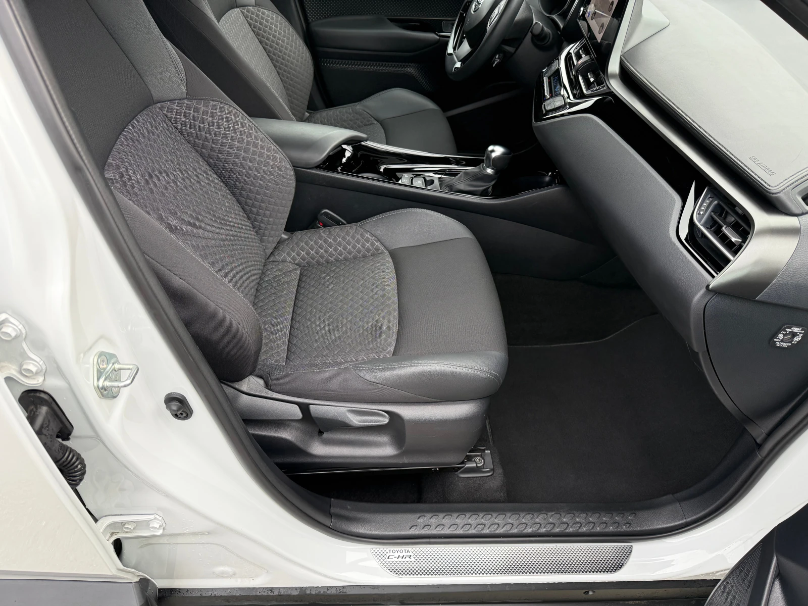 Toyota C-HR 1.8 hybrid, снимка 9 - Автомобили и джипове - 54478570