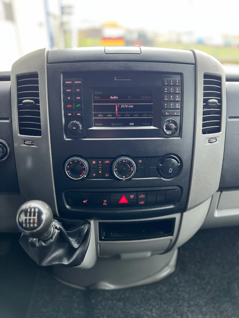 VW Crafter 6-места / 2014г. / Климатроник, снимка 16 - Бусове и автобуси - 52340468