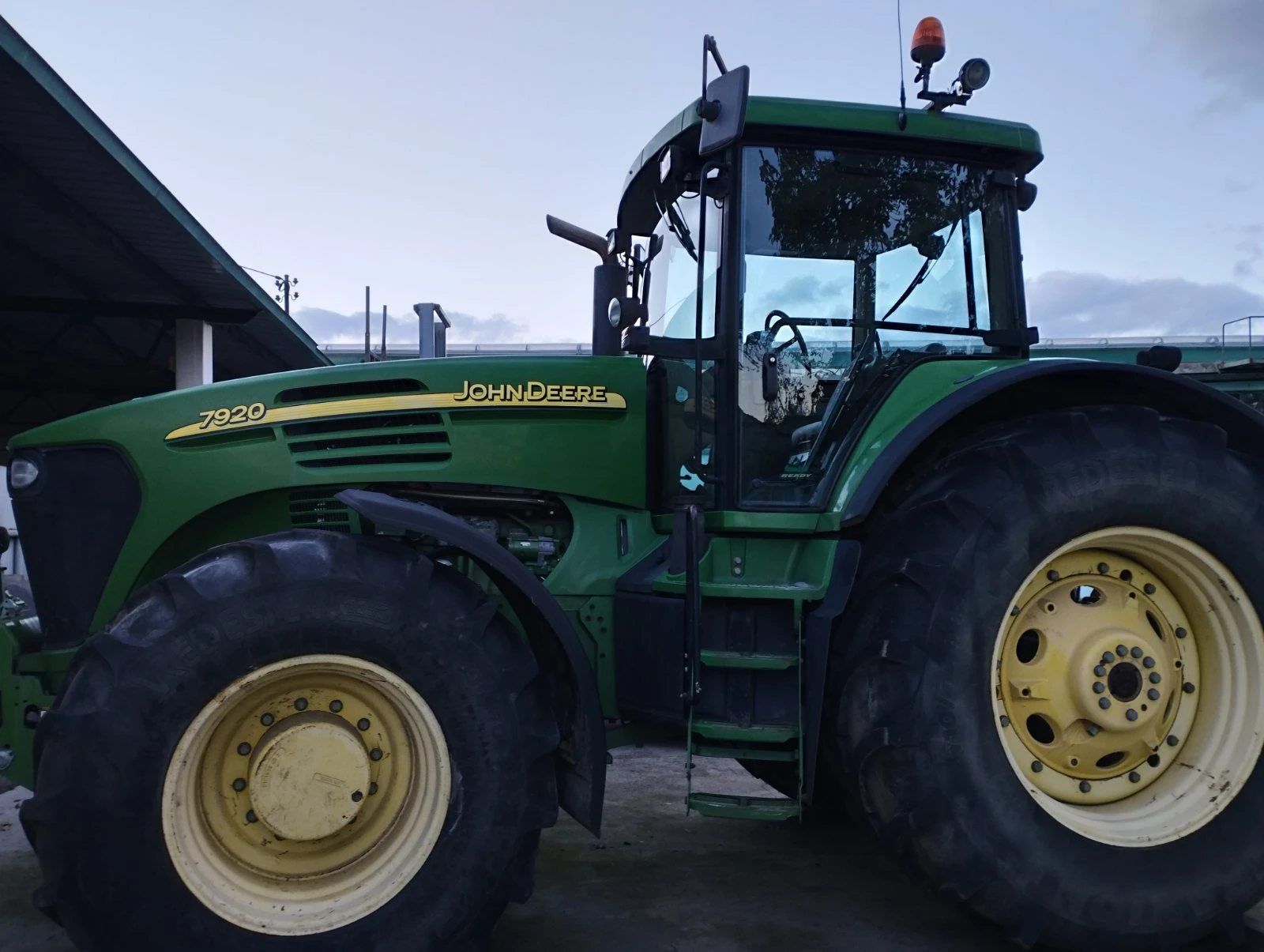 Трактор John Deere 7920 - изображение 3