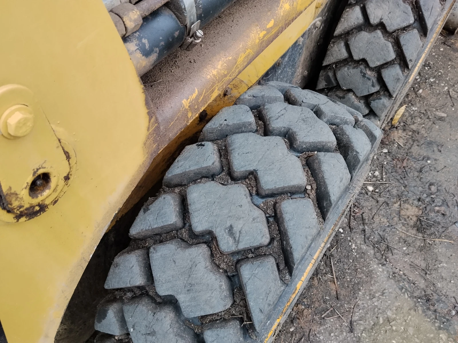 Мини челни товарачи Cat 216B - изображение 2