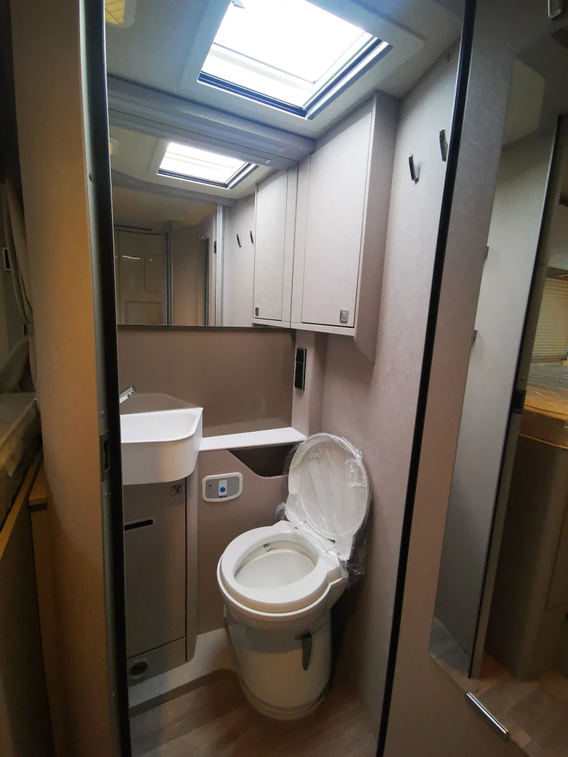 Кемпер HYMER / ERIBA MERCEDES S685. 3500 kg. ДВОЕН ПОД KЛИМАТИК WEBASTO, снимка 16 - Каравани и кемпери - 50508375