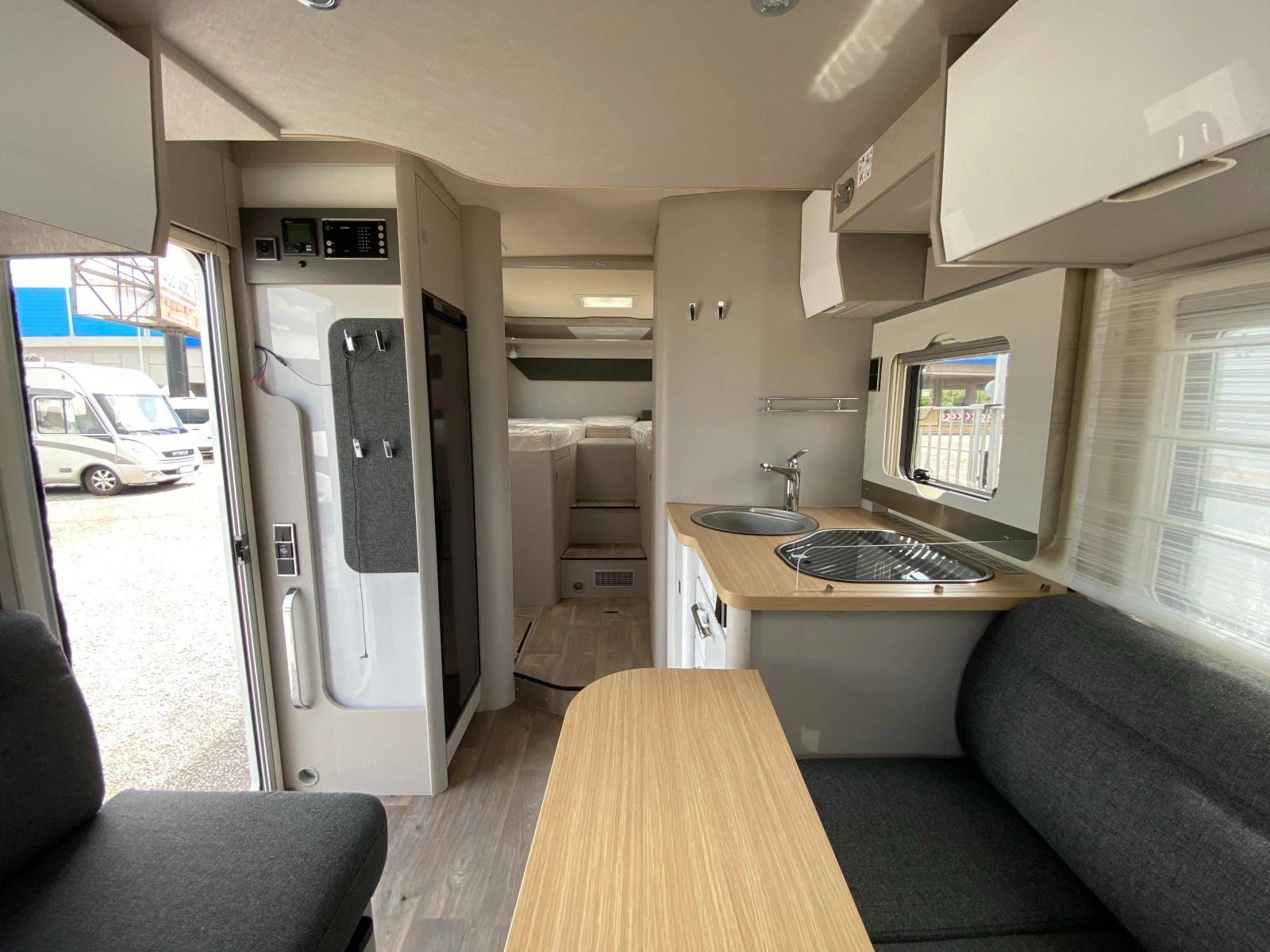 Кемпер HYMER / ERIBA S 685T. 3500 kg. ДВОЕН ПОД КЛИМАТИК - изображение 9