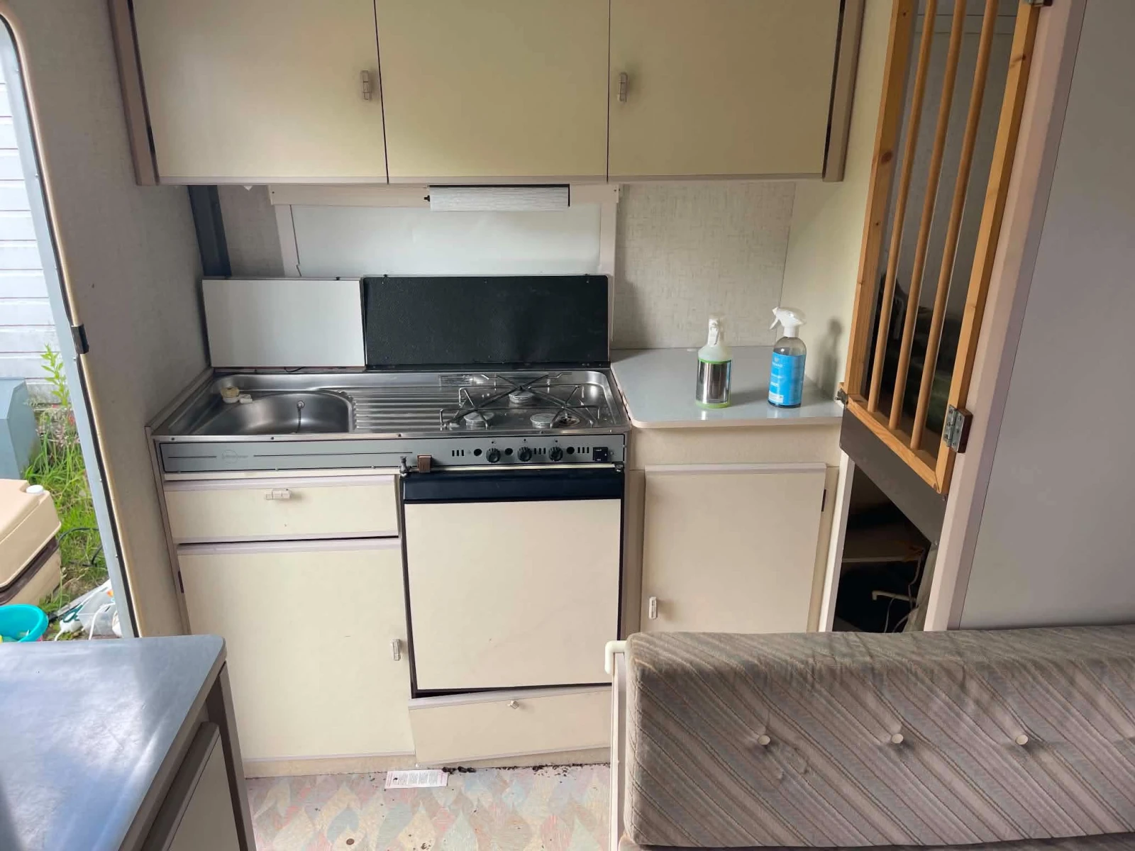 Каравана Burstner holiday, снимка 10 - Каравани и кемпери - 54895649